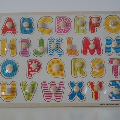 Tabuleiro de madeira com letras do alfabeto coloridas para encaixe