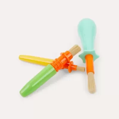 Dois pincéis de plástico colorido com cerdas naturais sobre fundo branco