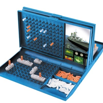 Jogo de tabuleiro naval com pinos brancos e laranjas e cartas de navios