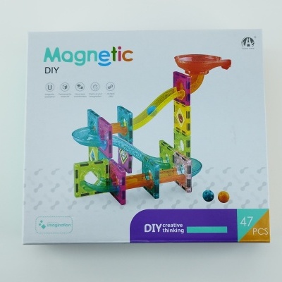 Caixa de brinquedo magnético colorido com 47 peças para montar pista de bolas