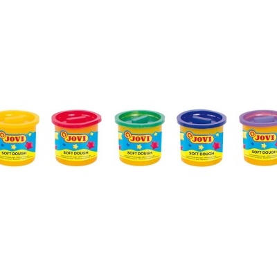 Cinco potes de plasticina JOVI com tampas coloridas sobre fundo branco