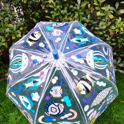 Guarda-chuva transparente com desenhos coloridos de peixes