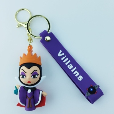 Porta-chaves roxo com figura de personagem e etiqueta 'Villains'