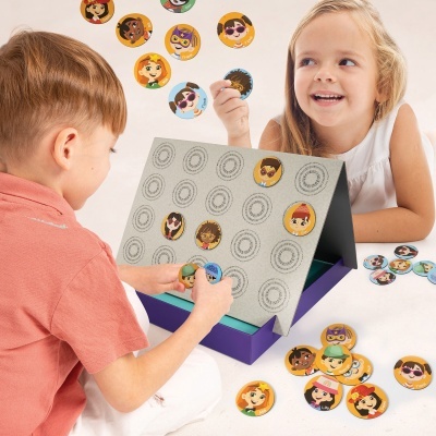 Crianças a jogar jogo de tabuleiro com discos coloridos de personagens animadas