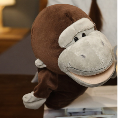 Fantoche de mão de macaco castanho e cinzento claro em ambiente interior