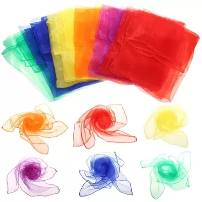 Tecidos transparentes em organza coloridos dispostos em leque e enrolados em flores