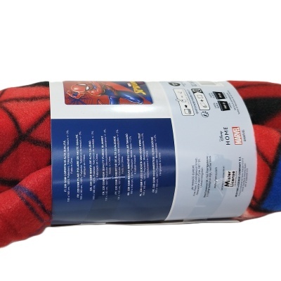 Manta Homem-Aranha enrolada com etiqueta azul clara