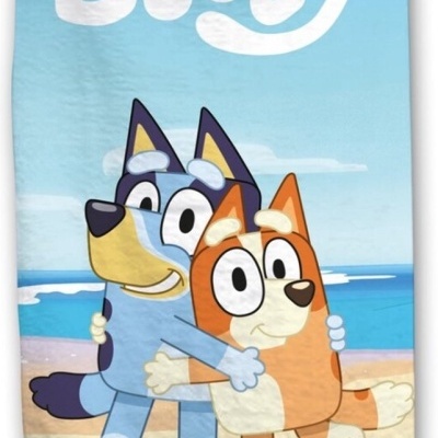 Toalha com estampa de personagens Bluey na praia