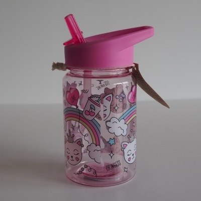 garrafa de plástico transparente com tampa rosa e desenhos coloridos