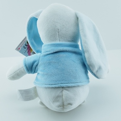 Peluche coelho branco com casaco azul visto de trás
