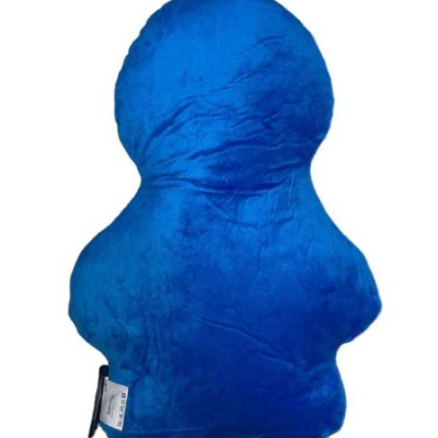 Almofada azul de peluche com etiqueta