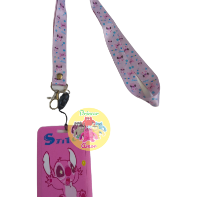 Crachá rosa com personagem de desenho animado e fita estampada