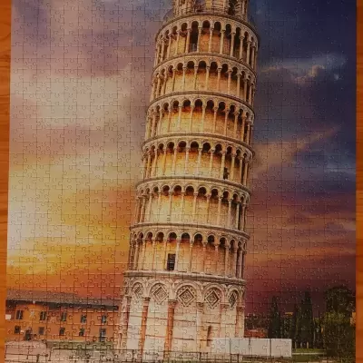 Quebra-cabeças da Torre de Pisa ao pôr do sol com céu colorido