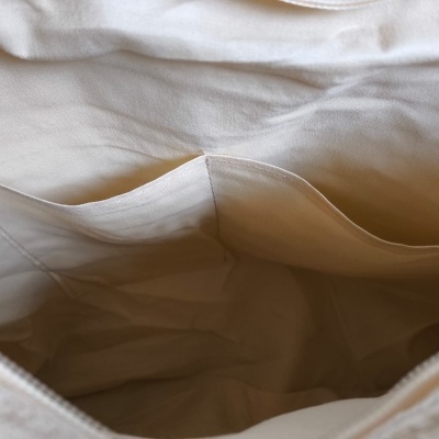 Interior de bolsa ou mochila bege com bolsos internos