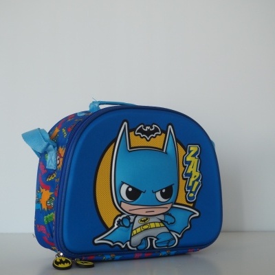 Mala azul pequena com imagem do Batman em estilo cartoon e texto ZAP!