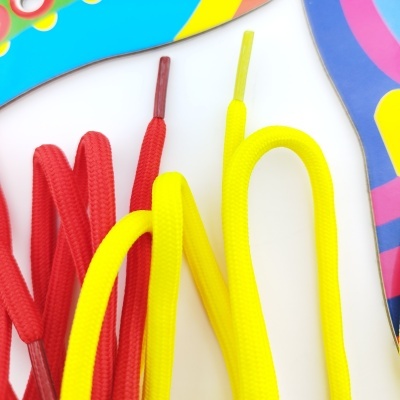 Cadarços vermelhos e amarelos com pontas de plástico