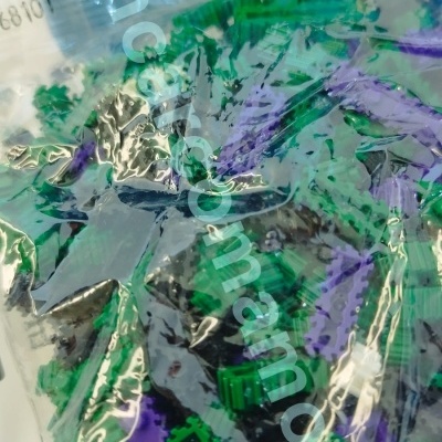 Peças de plástico para montar dentro de saco transparente com instruções ao fundo