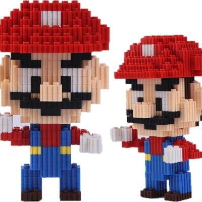 Figuras pixeladas de personagens de videojogo com boné vermelho e macacão azul feitas de blocos de plástico