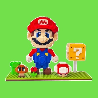 Figura Lego de Mario com cogumelos e bloco amarelo em base verde