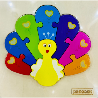 Puzzle de pavão colorido em madeira com peças decoradas e texto 'peaook'