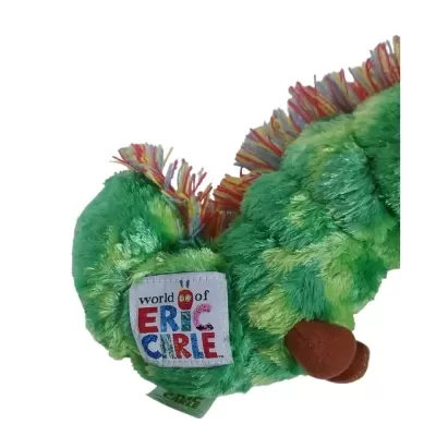 Pelúcia verde lagarta com etiqueta world of ERIC CARLE