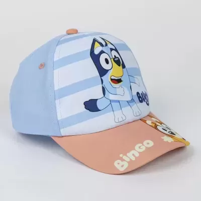 Boné infantil azul claro com personagem Bluey e pala cor de salmão com texto Bingo