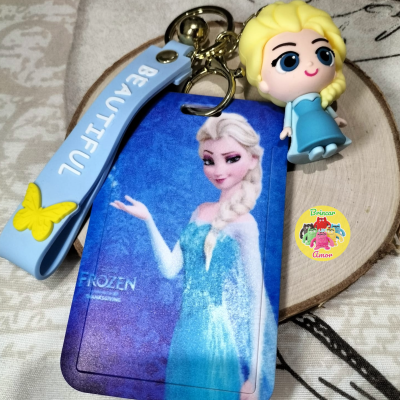 Chaveiro Frozen com figura de Elsa, imagem em cartão rígido e pulseira azul com texto
