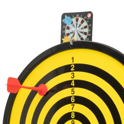 Alvo amarelo e preto com dardo vermelho e alvo de dardos pequeno colorido ao fundo