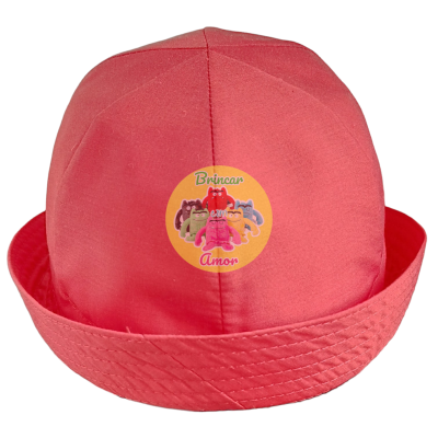 Chapéu vermelho com etiqueta redonda amarela e texto Brincar é Amor