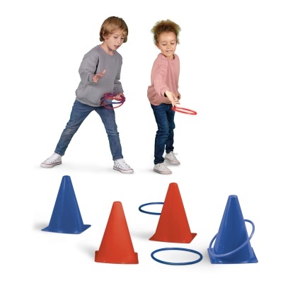 Crianças jogando jogo de arremesso de anéis com cones vermelhos e azuis