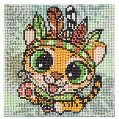 Mosaico de contas de tigre amarelo com olhos verdes e penas coloridas