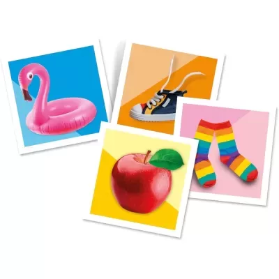 Fotos sobrepostas de bóia de flamingo rosa, ténis para criança azul, maçã vermelha e meias coloridas com riscas