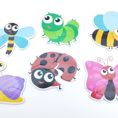 Seis puzzles de animais em cartoon coloridos sobre fundo branco