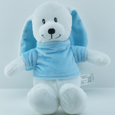 peluche coelho branco e azul com camisola azul clara sentado
