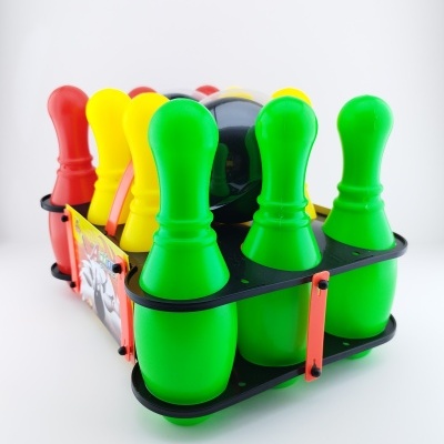Conjunto de bowling infantil colorido em estrutura preta e vermelha com bola negra.