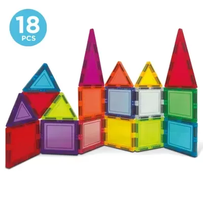 Peças magnéticas coloridas de construção em triângulos e quadrados