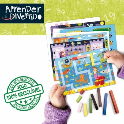 Conjunto de tabuleiros infantis coloridos e lápis com selo reciclável