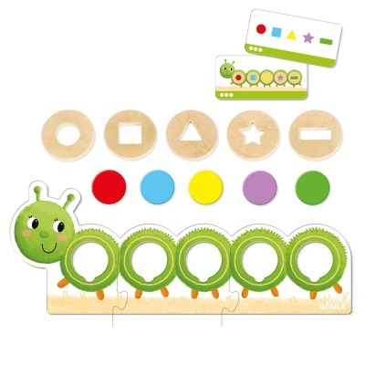 Brinquedo educativo de madeira lagarta com formas e discos coloridos.