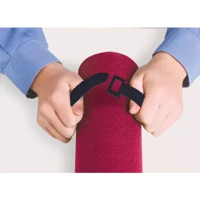 Rolo vermelho vinílico segurado por mãos com camisa azul, sobre fundo branco, com ilustração de cinto preto.