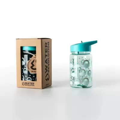 Garrafa de água com tampa azul-verdosa e padrão de arcos ao lado da mesma garrafa dentro de embalagem de cartão