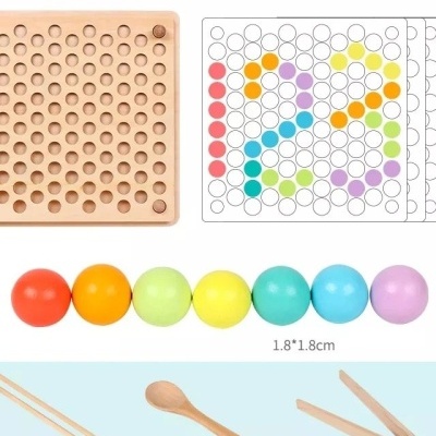 Acessórios de jogo com tabuleiro de madeira, bolas coloridas e utensílios de madeira