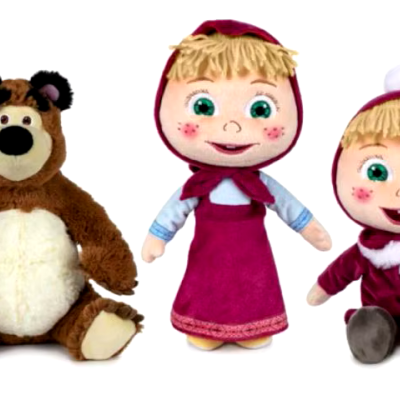 Três peluches coloridos, incluindo um urso e duas bonecas com roupas vermelhas