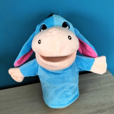 Fantoche de peluche azul claro com orelhas rosa