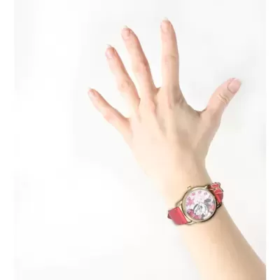 Relógio feminino com pulseira vermelha e mostrador floral no pulso