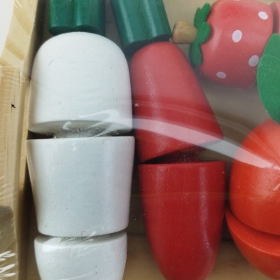 Brinquedos de madeira coloridos em embalagem plástica