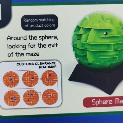 Labirinto esférico verde com base preta em fundo azul com texto