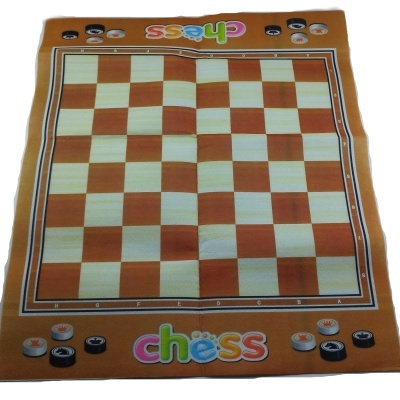 Tabuleiro de xadrez castanho claro e escuro com peças e texto colorido chess