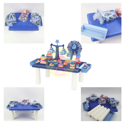 Mesa de brincar azul com peças de construção e acessórios em saco plástico