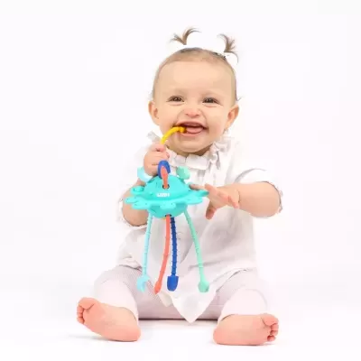 Bebé a brincar com brinquedo de mastigar colorido