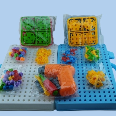 Conjunto de montagem com bases perfuradas azul e branca, peças coloridas e furadeira de brinquedo em plástico transparente